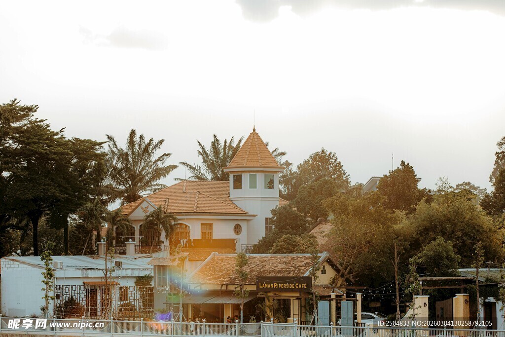 黄昏中的东南亚风格建筑