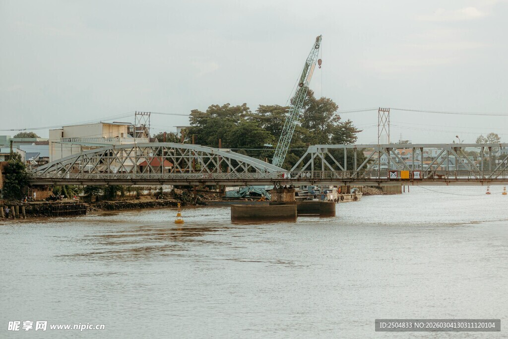 河上施工中的桥梁工程