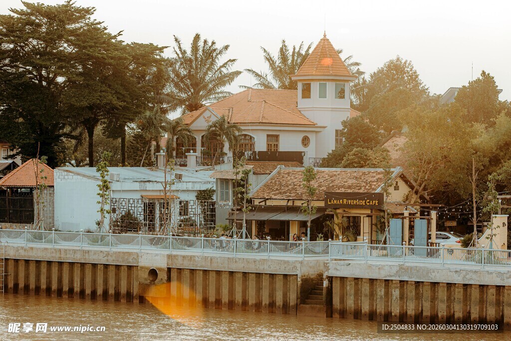 河畔寺庙建筑景观