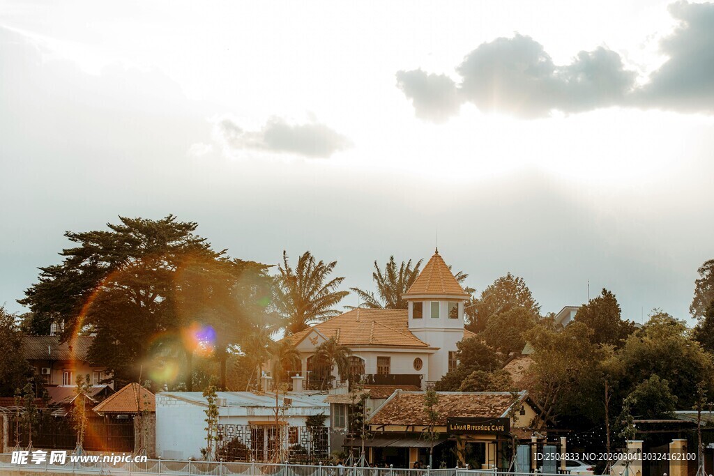 夕阳下的东南亚风格建筑群