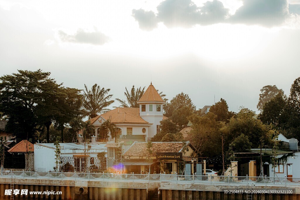 黄昏下的东南亚风格建筑