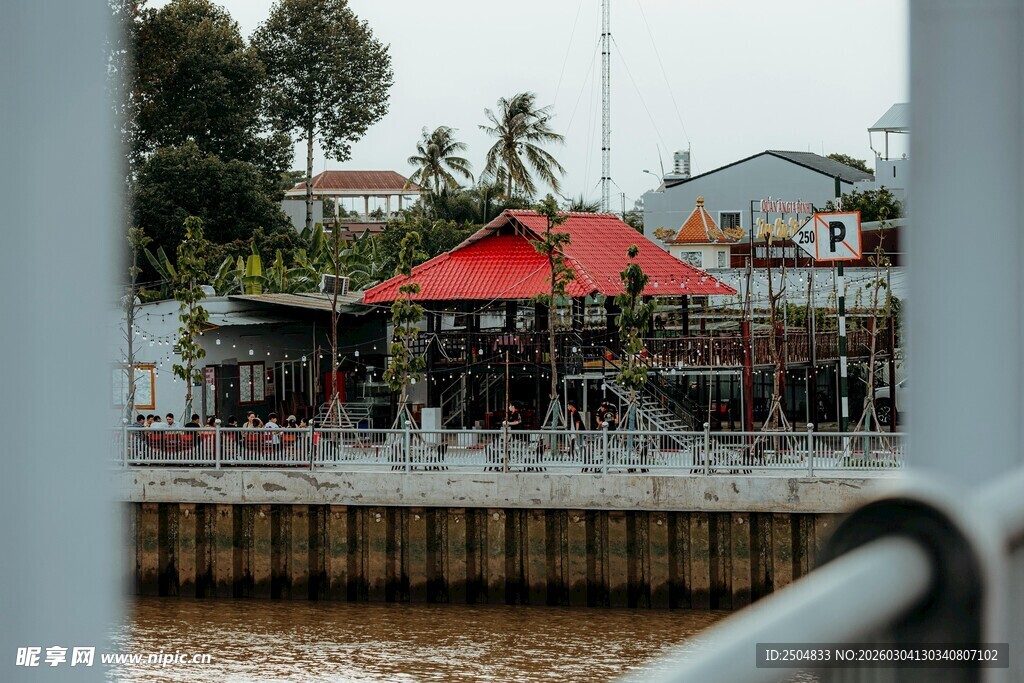 河边红顶建筑景观