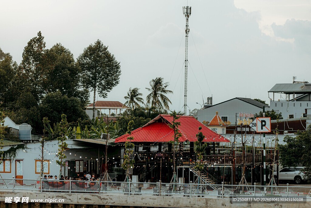 水上红顶建筑景观