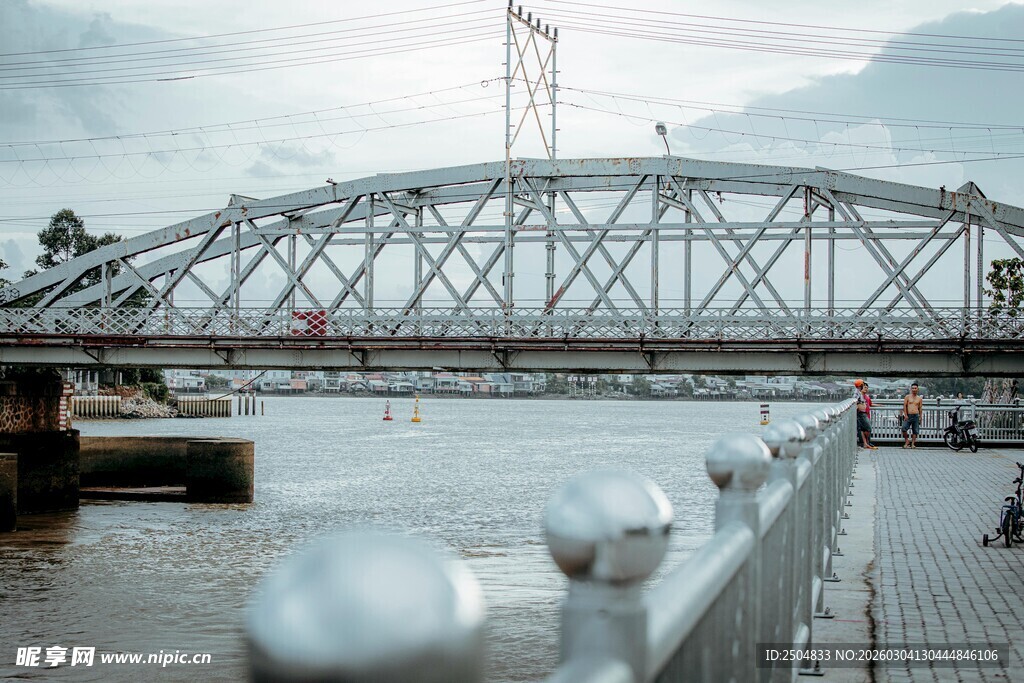 河畔钢铁桥风景