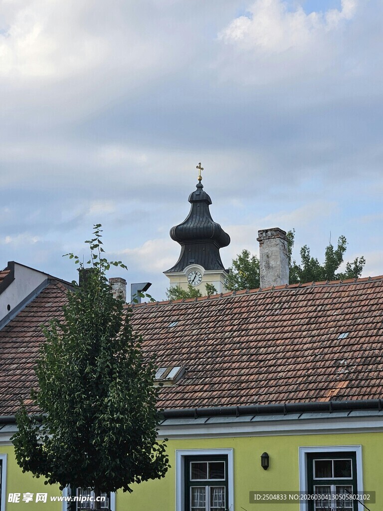 黄墙红瓦的欧式风情建筑