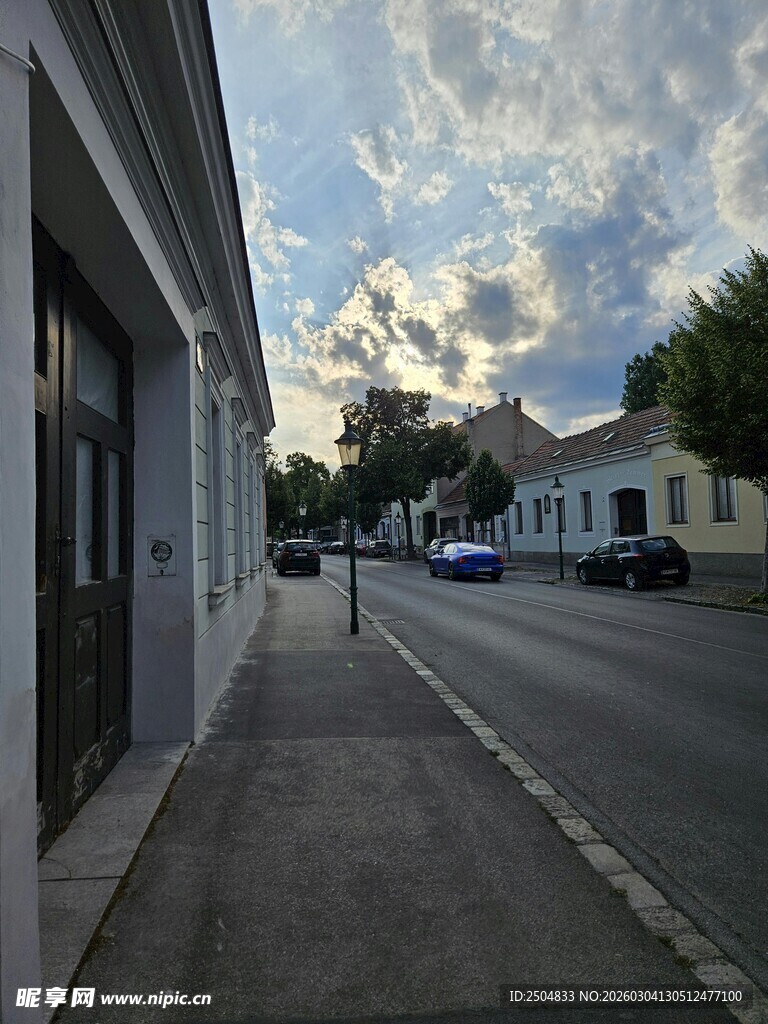 街道边的宁静建筑与天空