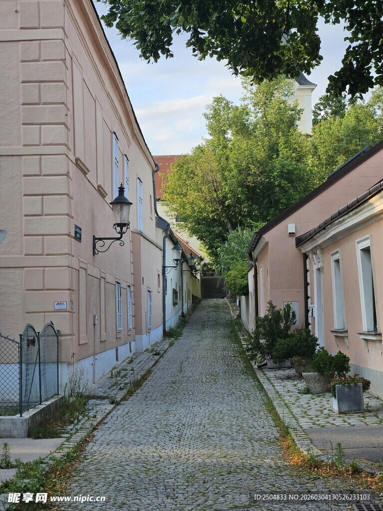 宁静小巷中的欧式建筑风景