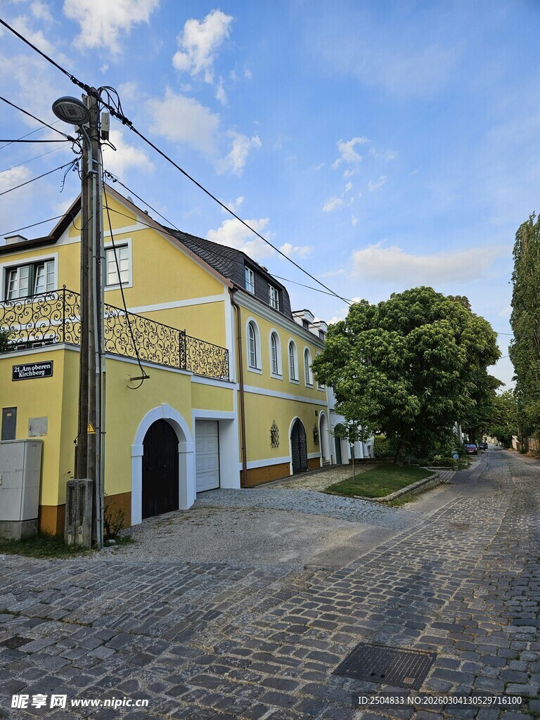 欧式小镇街道黄色建筑