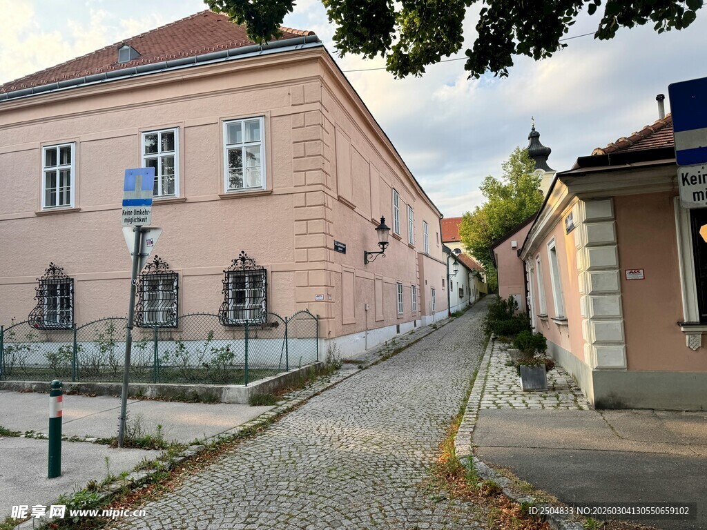 欧式街道旁的古朴建筑