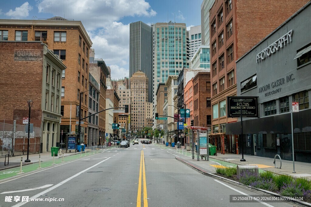 城市街道两旁的高楼景观