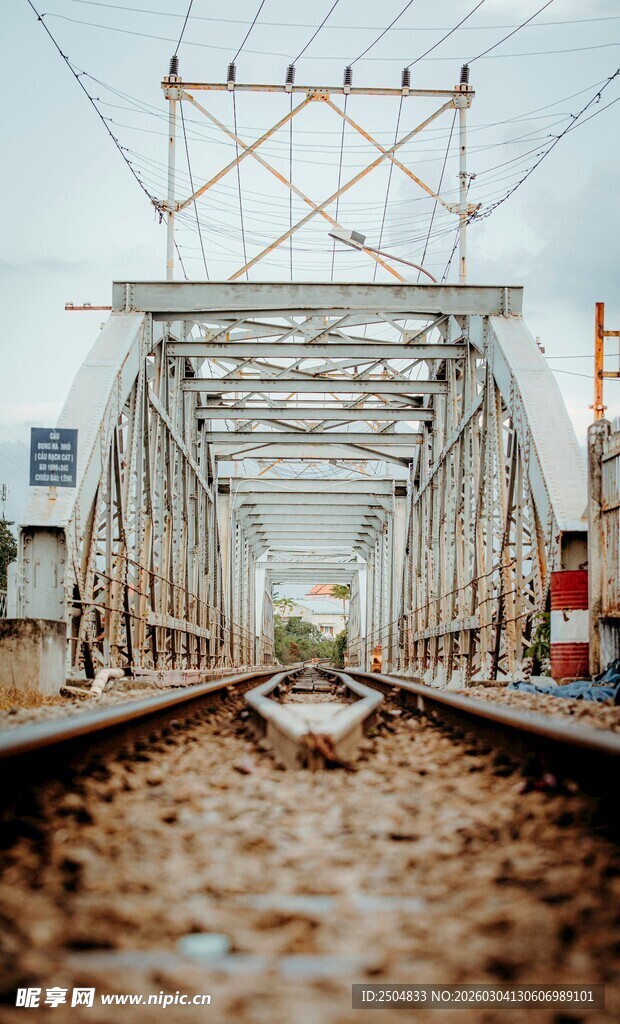 铁轨延伸向远方的桥梁