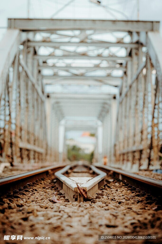 废弃铁路桥的静谧景象