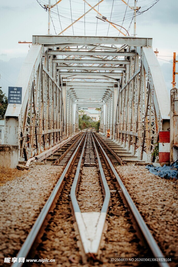 铁路桥梁轨道延伸向远方