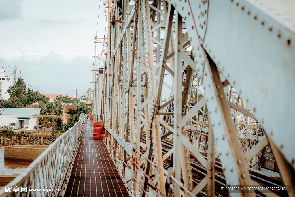 复古铁桥的独特风景