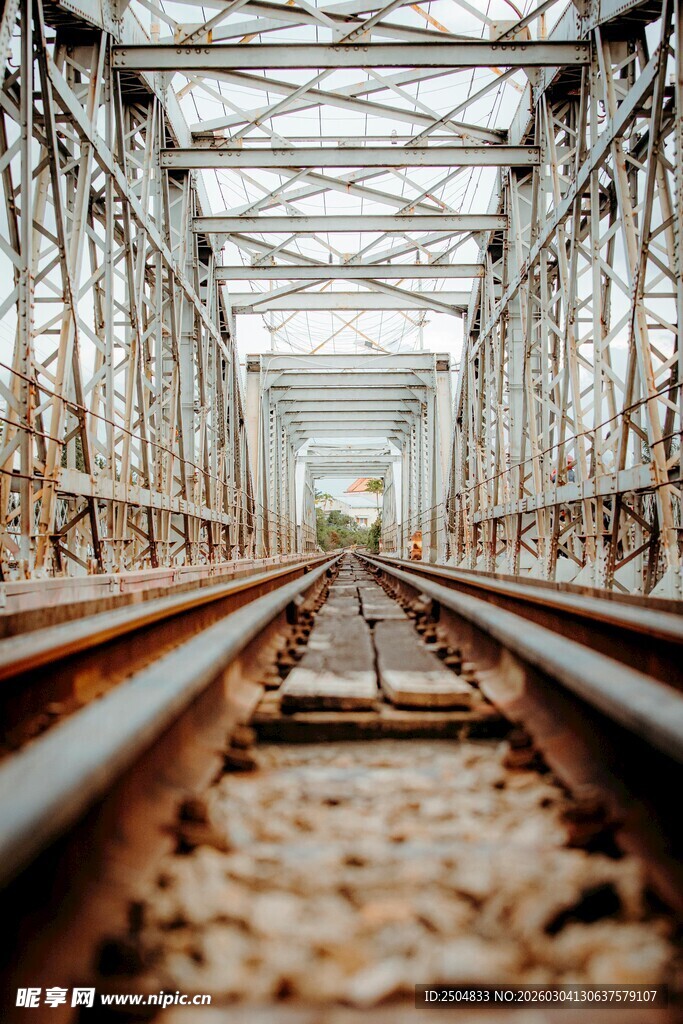 铁轨延伸向远方的桥梁