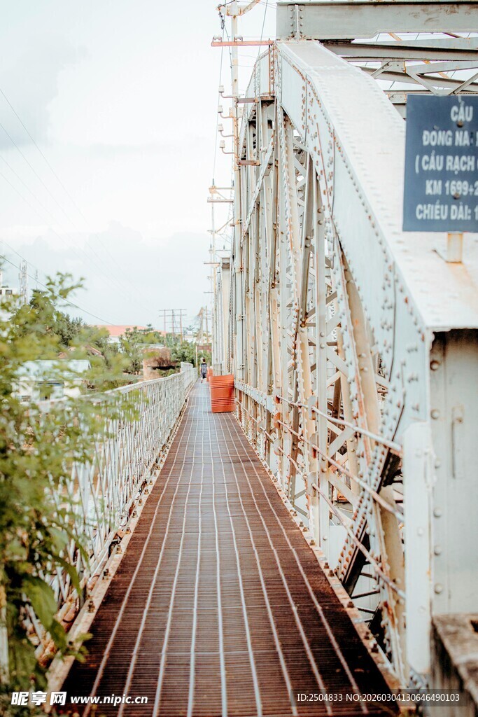老旧铁桥的斑驳风景
