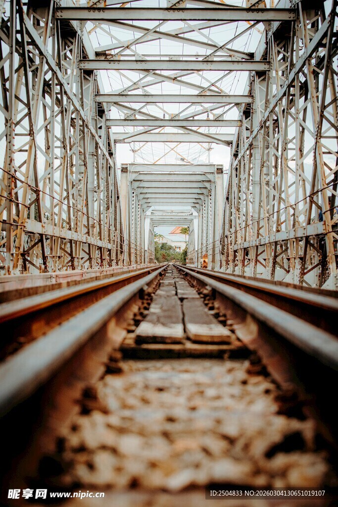 锈迹铁轨延伸向远方