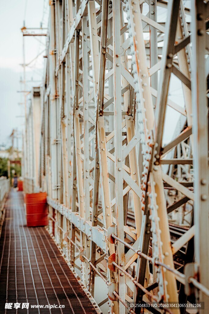 复古桥梁金属结构景致