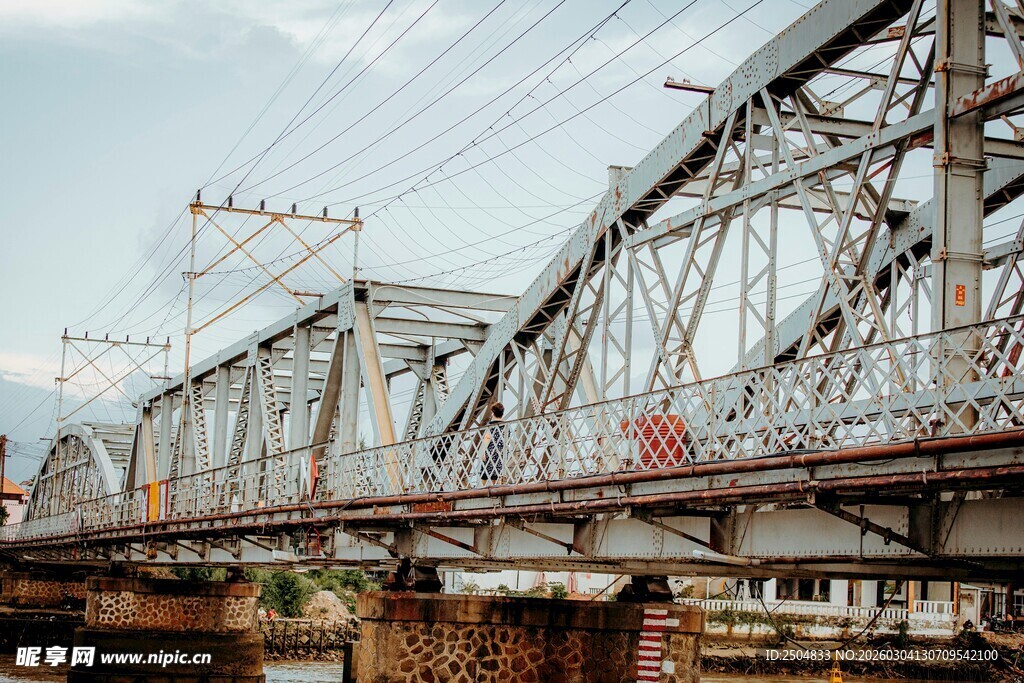 复古钢架桥横跨河流