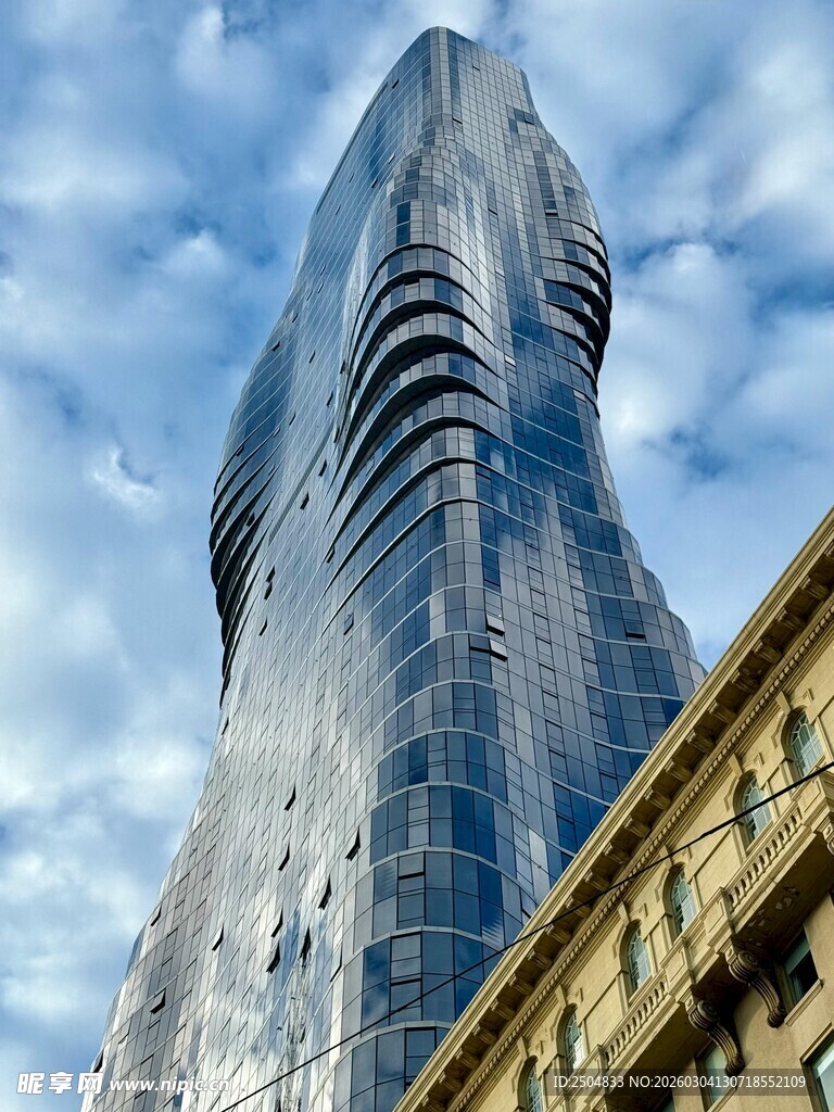 现代摩天大楼与古典建筑对比