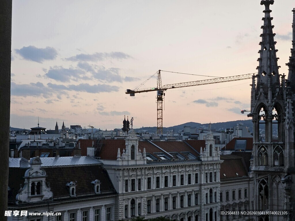 城市建筑与天际线起重机