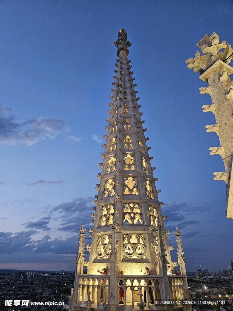 哥特式尖塔建筑夜景