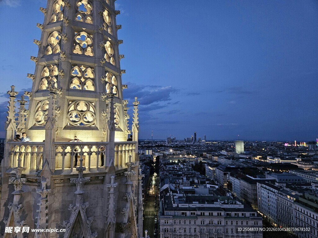 夜幕下的华丽哥特式建筑