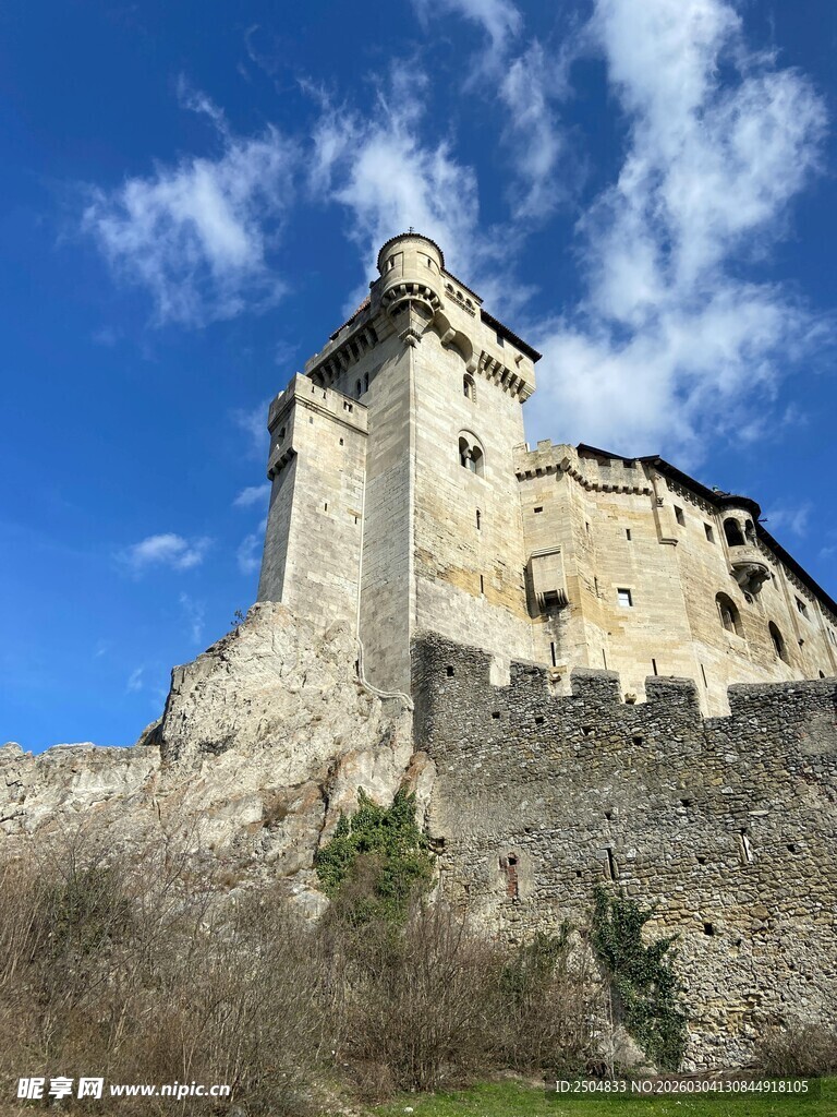 古老城堡屹立于蓝天之下