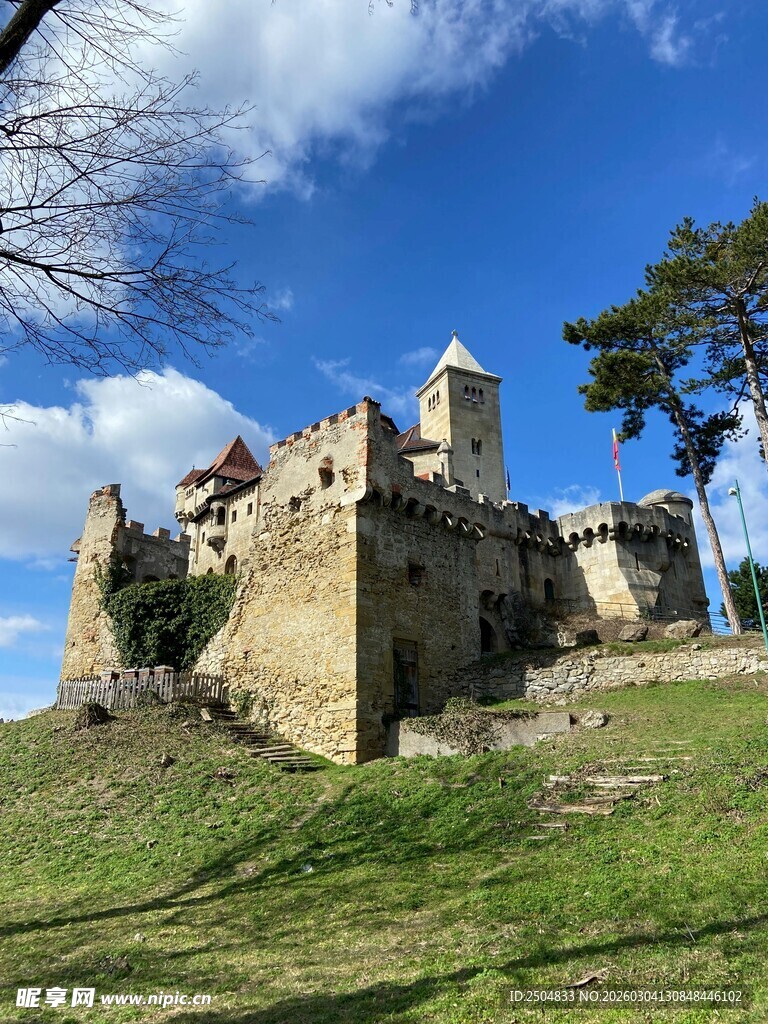 古老城堡矗立绿草蓝天间
