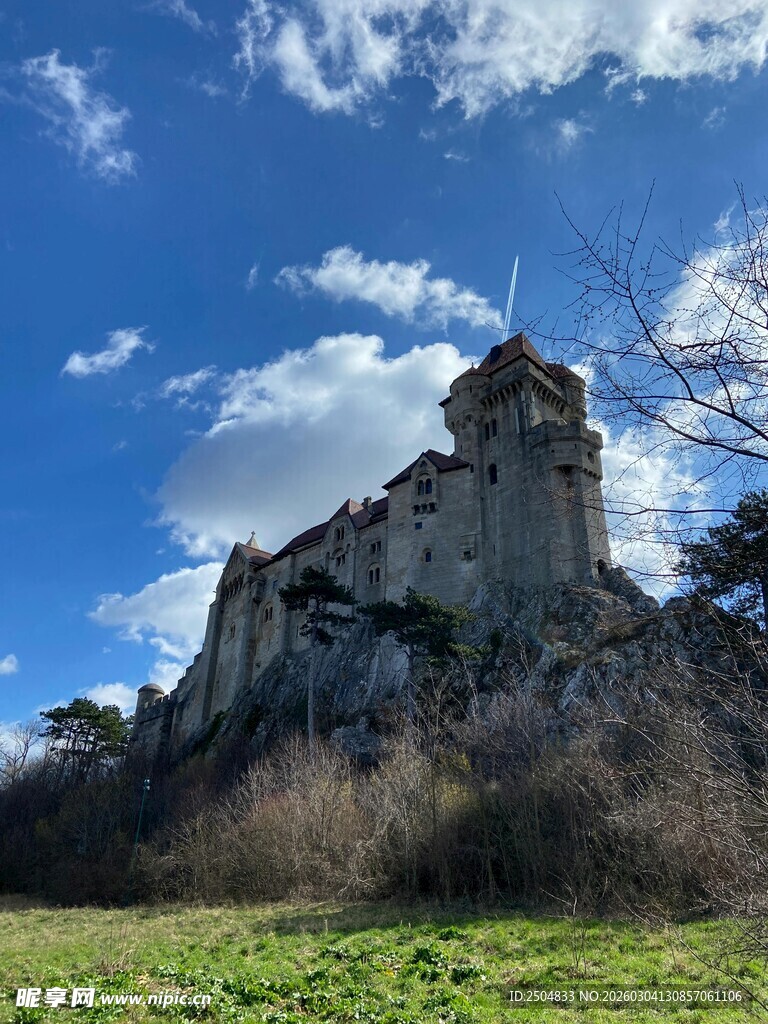 古老城堡矗立蓝天白云下