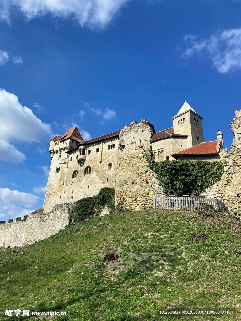 山间古老城堡 风景如画