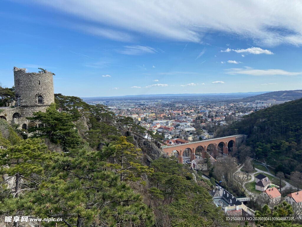 山顶城堡俯瞰城市美景