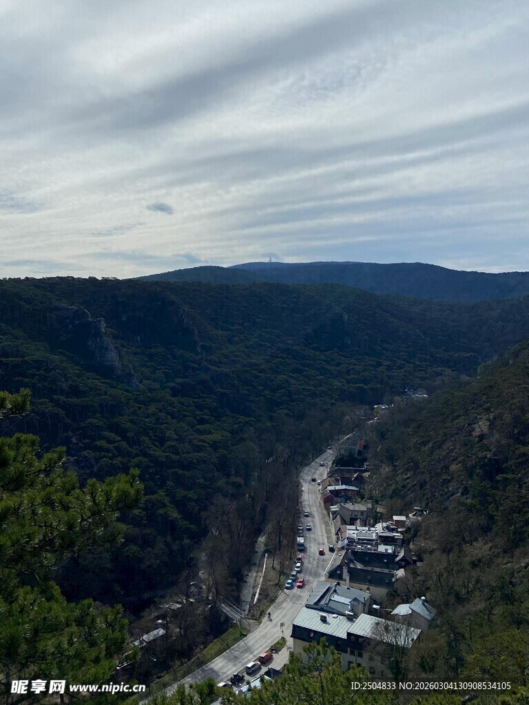 山谷中的村落与蜿蜒道路