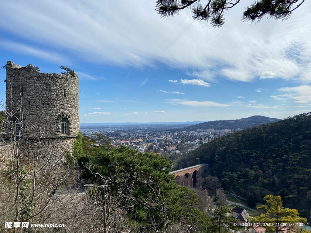 山顶古堡俯瞰秀丽风景