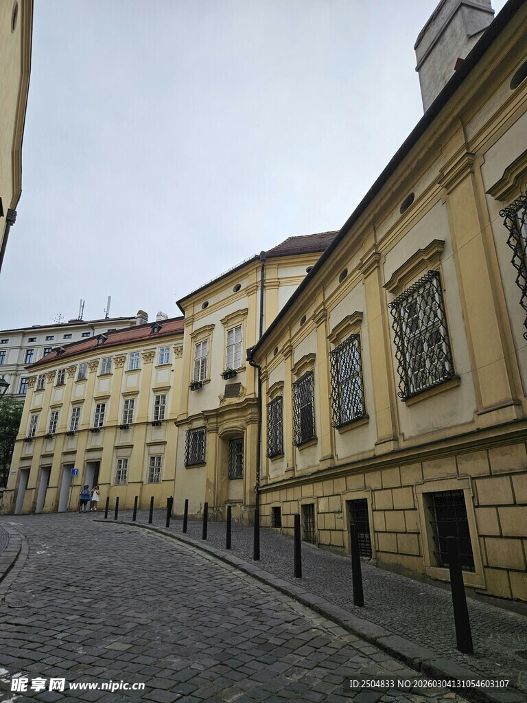 欧式街道旁的古朴建筑