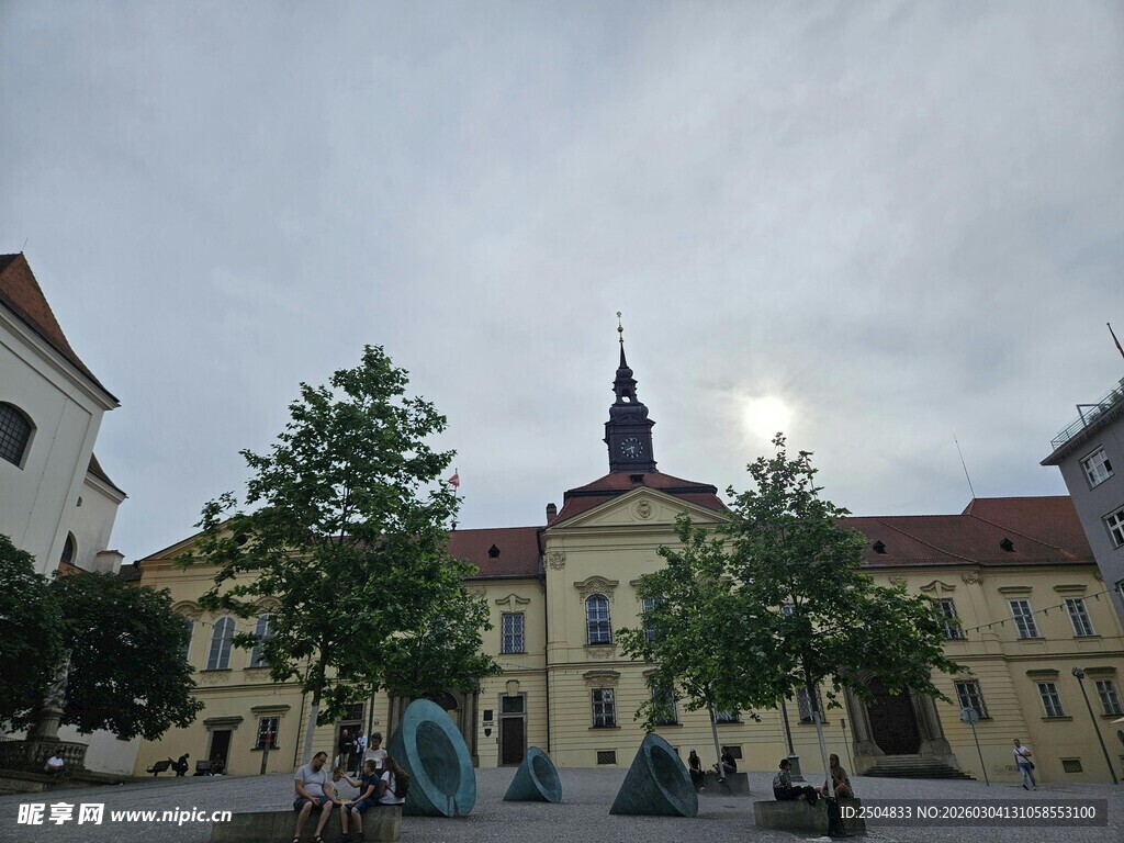 欧式广场建筑与休闲人群