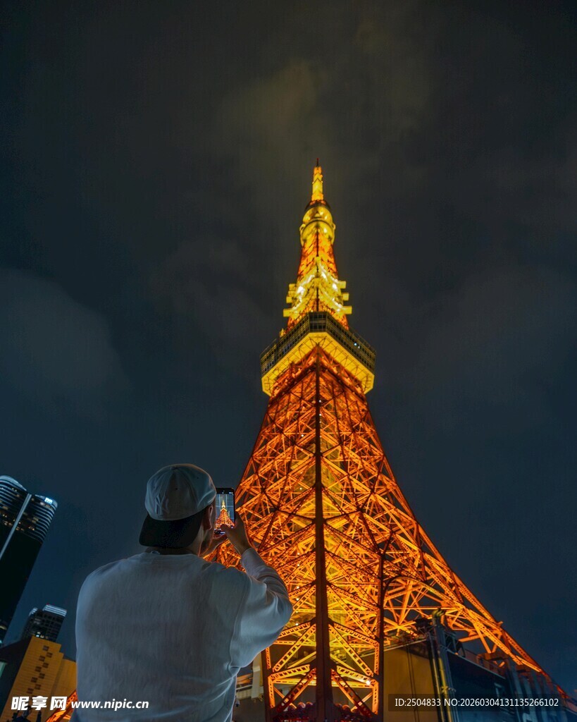 夜晚下观赏东京塔的 客