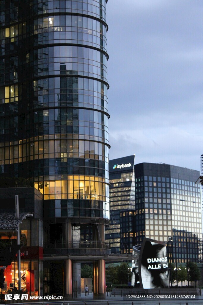 都市夜幕下的现代摩天大楼