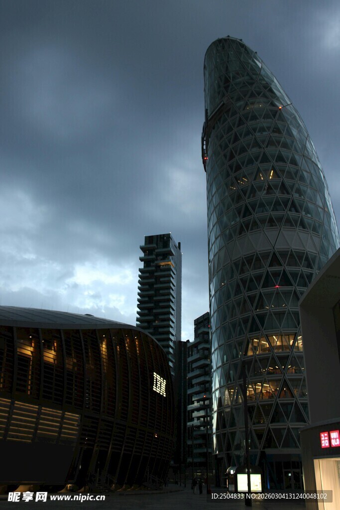 夜幕下的城市摩天大楼