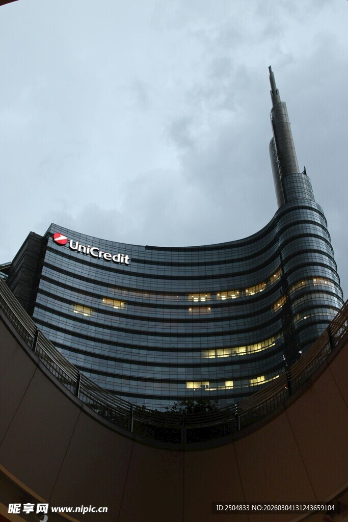 现代风格的高耸建筑外观