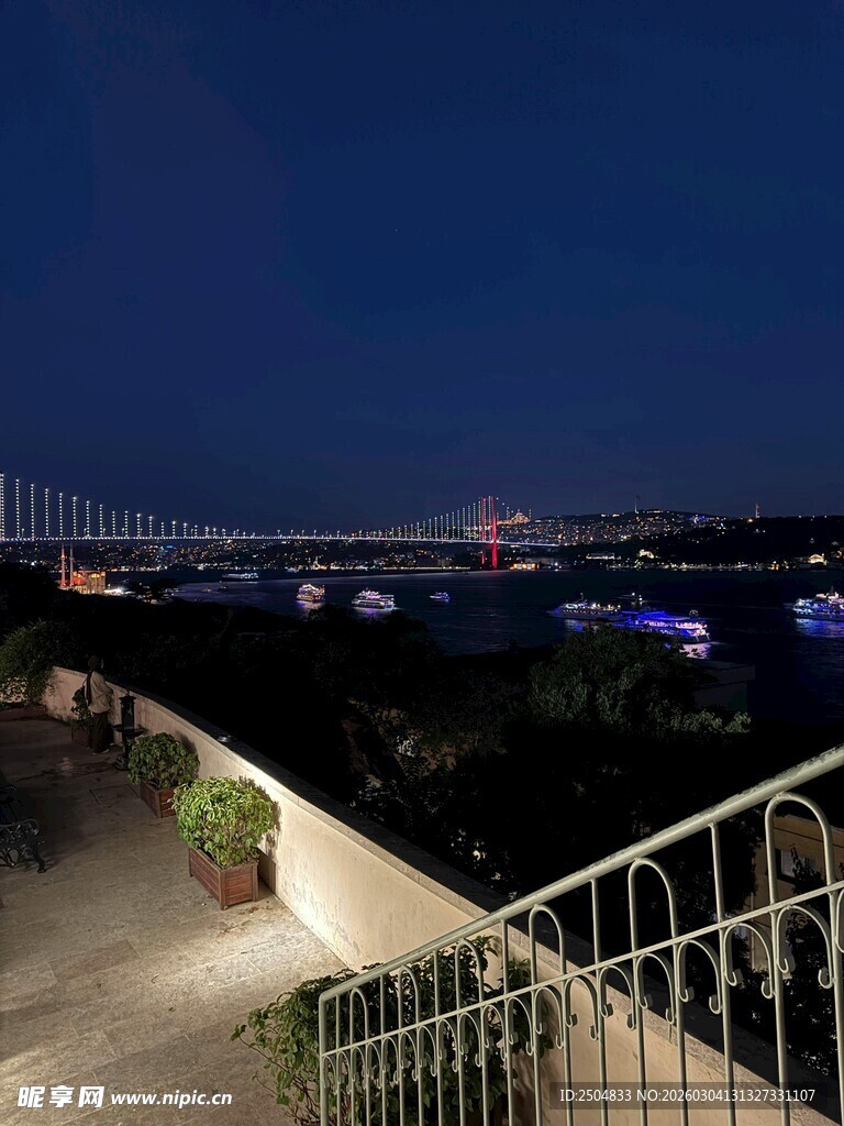 夜幕下的城市江景风光