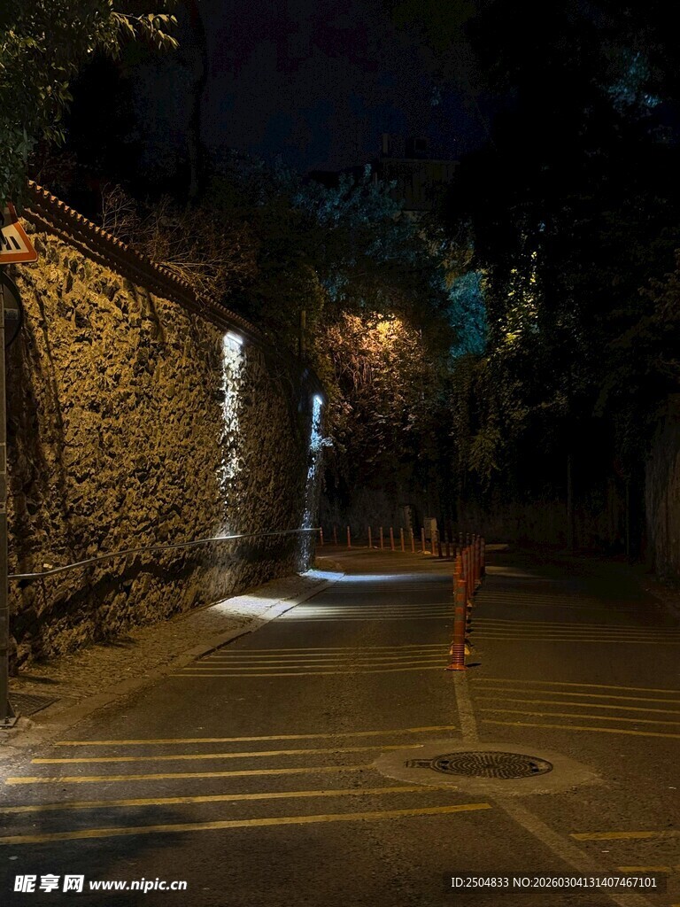夜晚幽静小巷的朦胧景象
