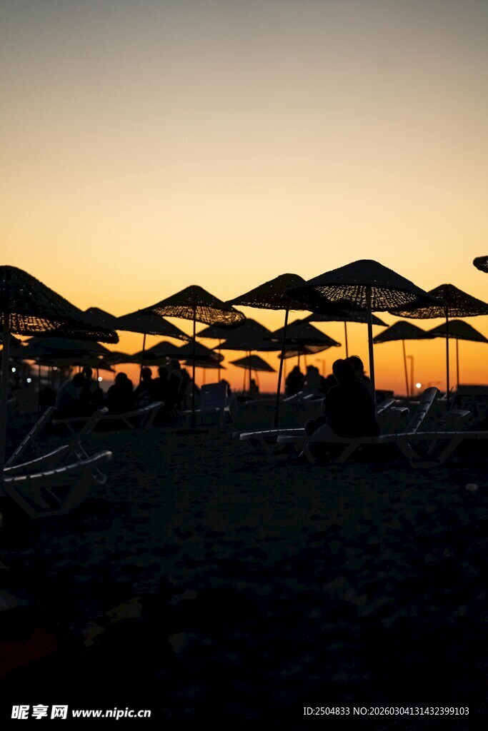 夕阳下的沙滩遮阳伞剪影