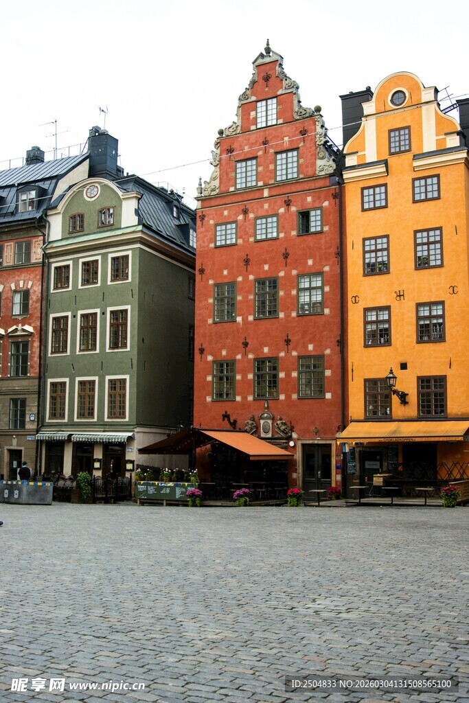 多彩欧式建筑临水而立