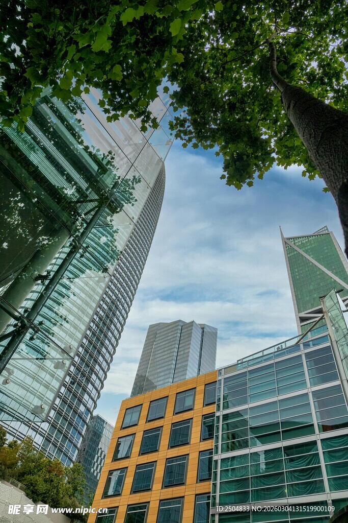 都市高楼与繁茂绿树景观