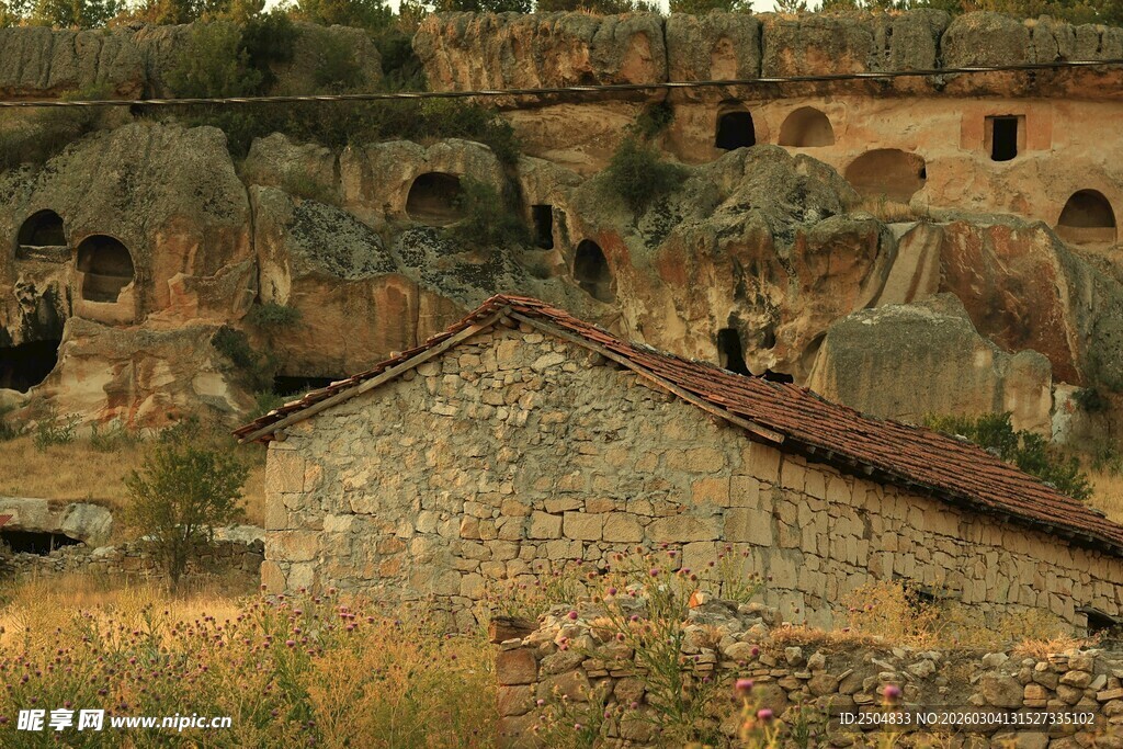 古老石砌建筑遗迹景观