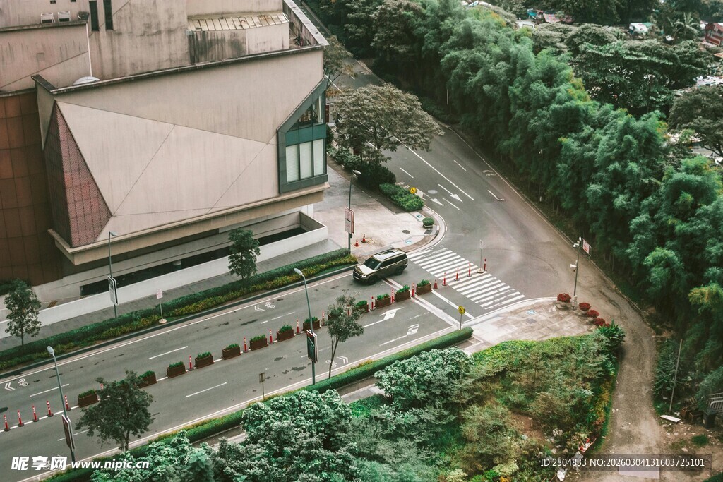 俯瞰城市道路与建筑景观