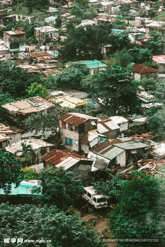 俯瞰错落有致的 居村落