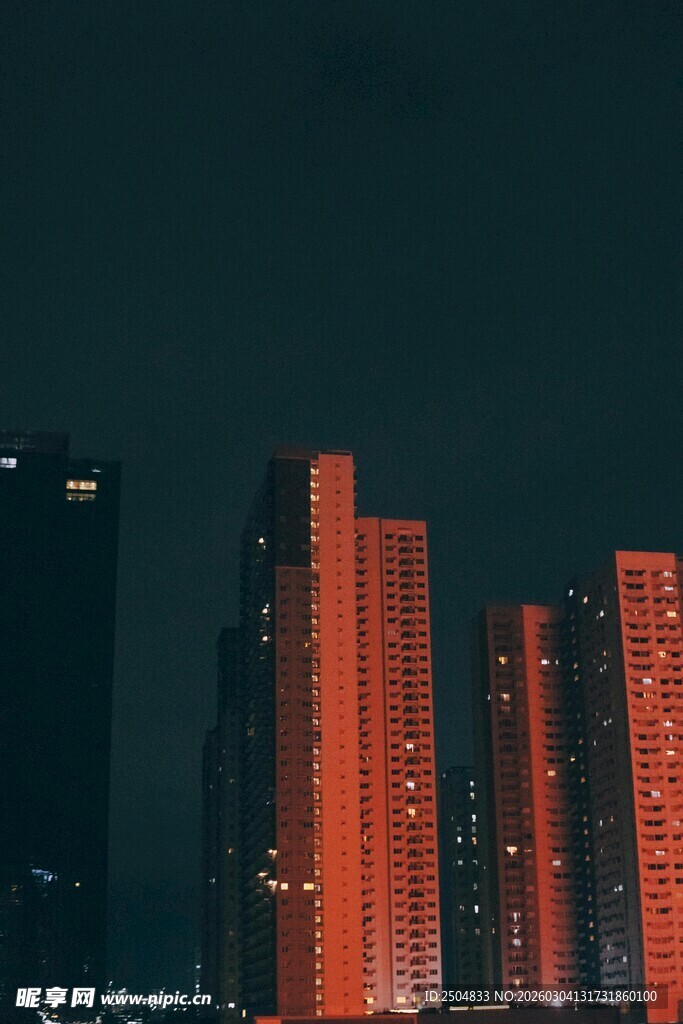 夜幕下的红色高楼
