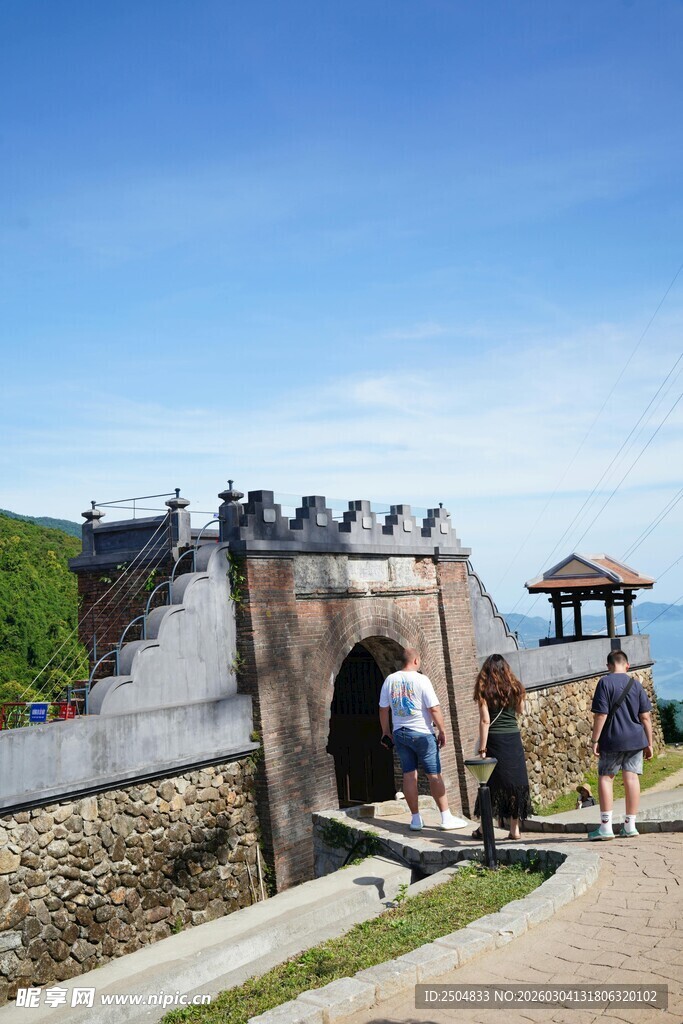  客漫步古老城墙步道